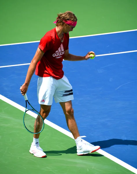 男人在球场上打网球 — 图库照片