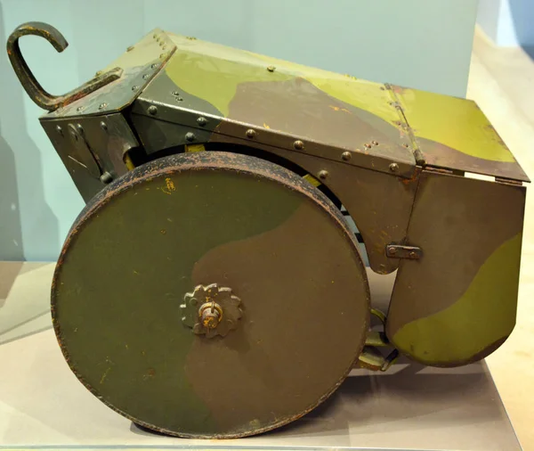 Старый Военный Металлический Ящик Бумагой — стоковое фото