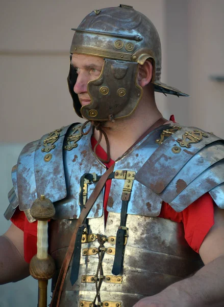 Pula Croatia 2019 Men Dressed Roman Soldier Tourists Old Town — Stock Photo, Image