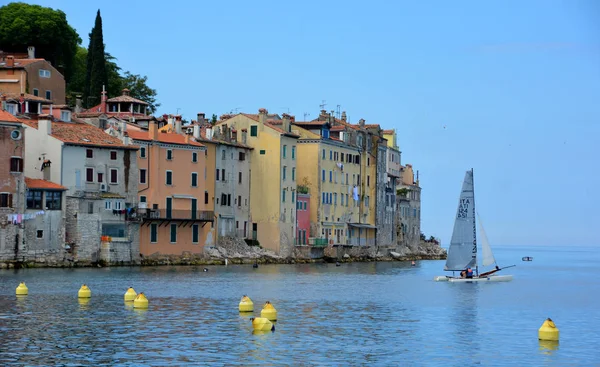 Mar Azul Lado Edifícios Históricos Cidade Velha Veneziana Rovinj Croácia — Fotografia de Stock