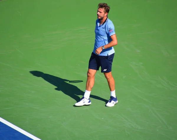 Mann Spielt Tennis Auf Dem Platz — Stockfoto