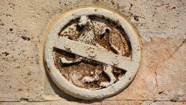 Stary Zardzewiały Znak Metalowy Ścianie — Zdjęcie stockowe