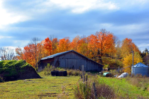 Bauernhof Und Berglandschaft Zur Herbstzeit — Stockfoto