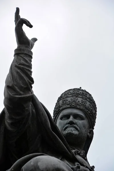 Estátua Rei Cidade Europeia — Fotografia de Stock