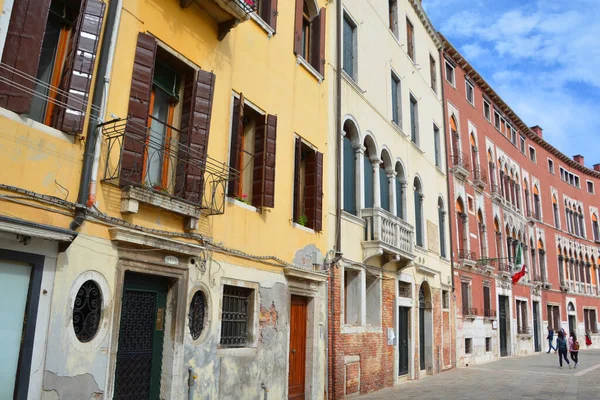 MAO-MAHON, SPAIN-JANUARY 22,2017: Sokak manzarası, Menorca Adası, Balear Adaları.