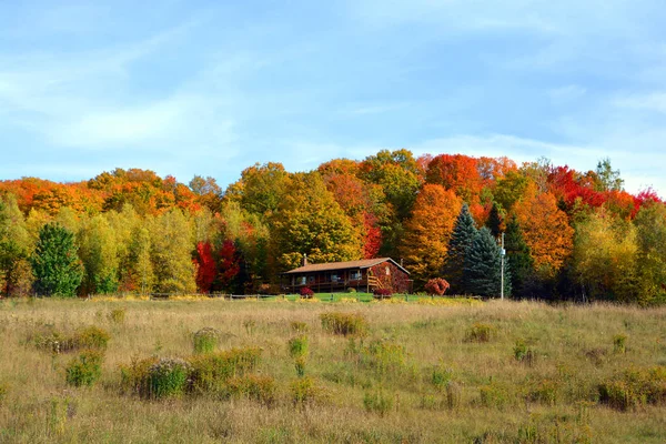Сельский Дом Осенний Пейзаж Солнечный День — стоковое фото