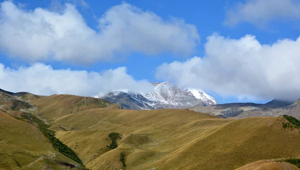 Mount Kazbek Vilande Stratovulkan Och Ett Största Bergen Kaukasus Som — Stockfoto