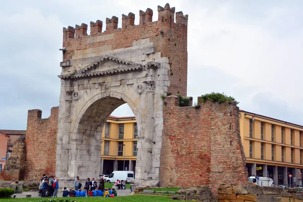 2017 Ρίμινι Ιταλία Τουρίστες Κοντά Στην Αψίδα Του Αυγούστου Αρχαία — Φωτογραφία Αρχείου