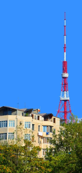 Torre Telecomunicaciones Sobre Fondo Azul Del Cielo — Foto de Stock