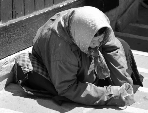 Foto Blanco Negro Una Mujer Sin Hogar — Foto de Stock