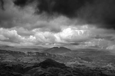 İsrail 'deki kutsal Judean Çölü' nde beyaz ve siyah gün doğumu manzarası. Güneş ışığı ve şafakla birlikte dağlar taşları ve kayaları harap eder. Fotoğrafta kimse yok. Sadece yaşlı doğa..