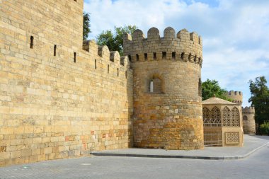BAKU AZERBAIJAN 09 07 19: Icheri Sheher. Eski kalenin kapısı, UNESCO tarafından dünya mirası olarak sınıflandırılan duvarlarla çevrili Bakü 'nün en eski kısmı..