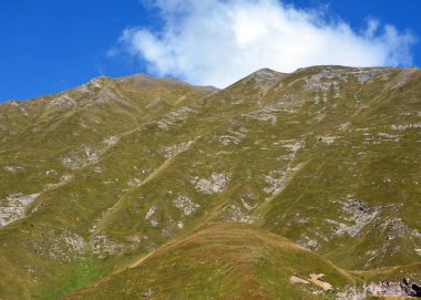Gürcistan 'daki Büyük Kafkasya Dağları' nın Gudauri manzarası. Jvari Geçidi yakınlarındaki Gürcistan Askeri Karayolu 'nda Stepantsminda Bölgesi' nde yer alıyor.