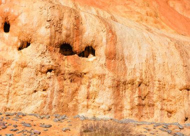 Kazbegi bölgesindeki Gudauri 'deki mineral kaynaklarından gelen kırmızı su. Fosilli maden suyu kaynakları Mtskheta Mtianeti Bölgesi, Gürcistan.