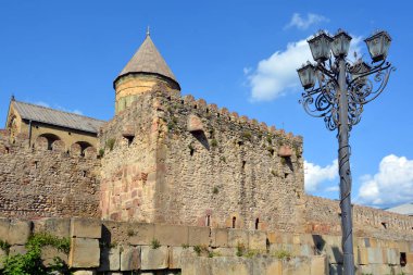 Svetitskhoveli Katedrali, Gürcistan 'ın Mtskheta şehrinde bulunan bir Ortodoks katedralidir. 