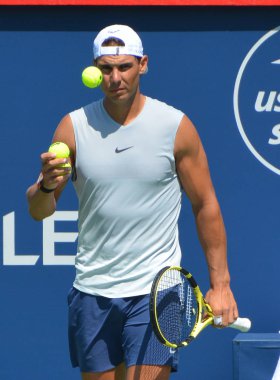 Montreal - Ağustos 5:Raphael Nadal Montreal, Kanada'da Montreal Rogers Cup 5 Ağustos 2011 tarihinde, eğitim sahasında. İspanyol profesyonel tenis oyuncusu ve eski bir dünya No 1 Rafael 