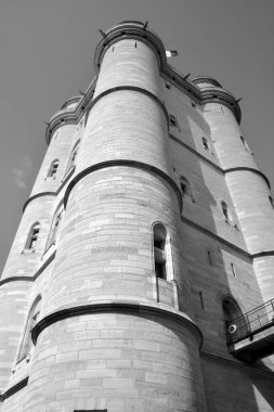 PARIS FRANCE 09 23 2019: The Chateau de Vincennes, Avrupa 'nın 52 metre yüksekliğinde ve ortaçağdan kalma en yüksek kalesi olan Donjon Kulesi' ndeki 14. ve 17. yüzyıldan kalma devasa bir Fransız kraliyet kalesidir.
