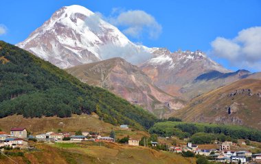 Dağ manzarası Kazbegi, Gürcistan. Mount Kazbegi güçlü Caucasus aralığı kuzey yamaçlarında yer almaktadır. 