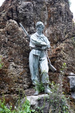 Parktaki antik mezarlık.