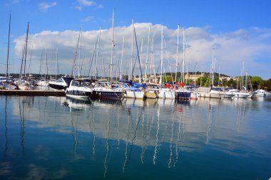Barselona limanındaki yat limanında.