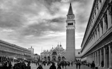 Aziz Mark Bazilikası ve St. Mark 'ın çan kulesi ile Venedik' te San Marco Meydanı.