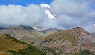 Kazbek Dağı, Gürcistan 'ın Kazbegi Bölgesi ve Rusya' nın Kuzey Osetya Cumhuriyeti sınırındaki Kafkasya 'nın en büyük dağlarından biridir.