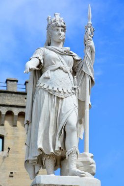 San Marino - 9 Haziran 2011: Belediye Binası ve merkez meydandaki Özgürlük Heykeli 