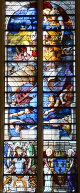 Eski katedraldeki vitraylı pencereler