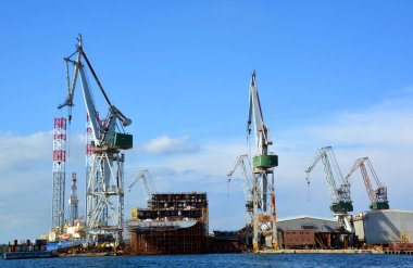 Tersanede konteyner gemisi ve kargo iskelesi vinçleri