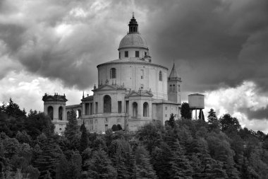 Yukarıda beliren Maine State House 'un uğursuz manzarası.