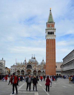 Aziz Mark Bazilikası ve St. Mark 'ın çan kulesi ile Venedik' te San Marco Meydanı.