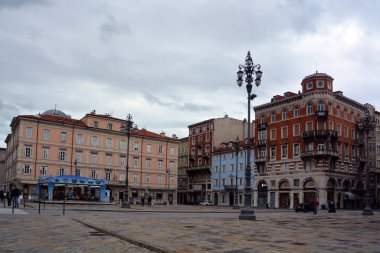 Kış boyunca İtalya, Trieste 'de pembe cephe binası