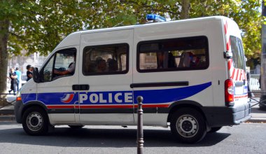 Paris sokaklarında bir polis arabası.
