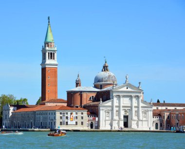 Venedik. İtalya. 08.23.16. İtalya, Venedik 'teki Canale della Grazia' daki San Giorgio Maggiore Adası. San Giorgio Maggiore, Andrea Palladio tarafından tasarlanan 16. yüzyıl Benedictine kilisesi. Tarihler 1566.