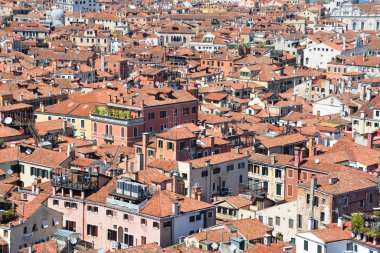 Yukarıdan Venedik çatıları. San Marco Kulesi 'nden evleri, denizleri ve sarayları gösteren hava manzarası.