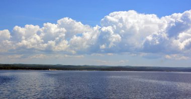 Deniz ve gökyüzü manzarası