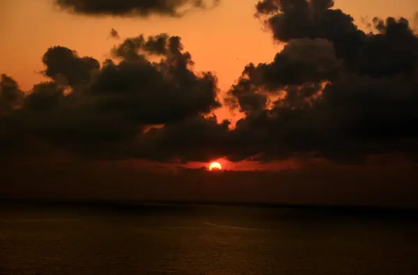 Pôr Sol Acima Mar Com Céu Bonito — Fotografia de Stock