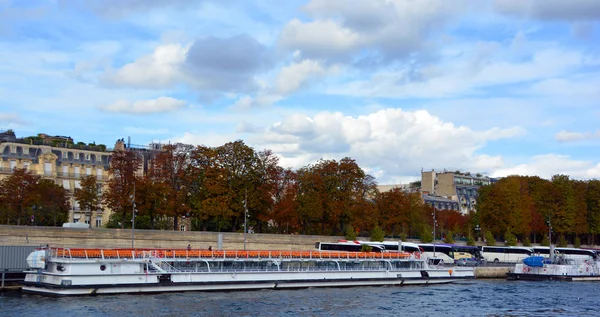 Paris Fransa Seine Nehrinde Tekneler — Stok fotoğraf