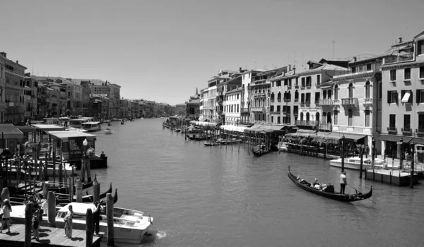 大運河の眺めはイタリアのヴェネツィアにある運河です 市内の主要な水上交通回廊の1つを形成している 公共交通機関は 水上バスと専用水上タクシーで提供されています — ストック写真