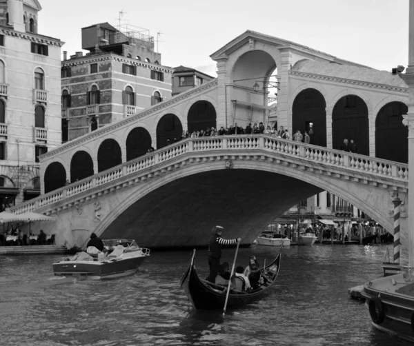 Gondel Unter Der Rialto Brücke — Stockfoto