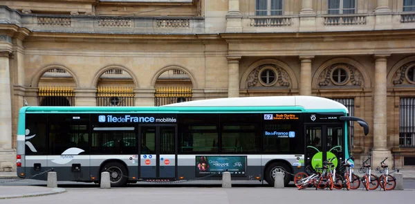 Paris Teki Eski Otobüs — Stok fotoğraf