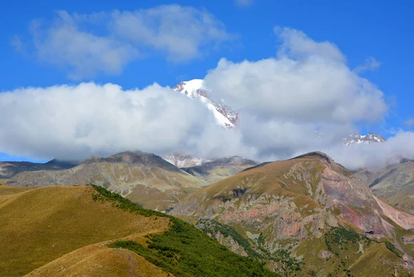 カズベク山 Mount Kazbek ジョージア州カズベイ郡とロシア北オセチア共和国の国境に位置するコーカサス地方の主要山の一つ — ストック写真