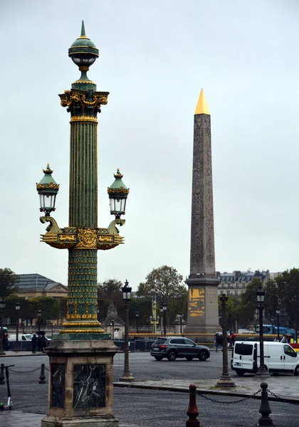 Paris, Fransa - 16 Haziran 2018: Luxor Obelisk, Eyfel Kulesi manzarası ve Fransa 'nın başkenti Paris' teki Place de la Concord 'da süslü bir sokak lambası.