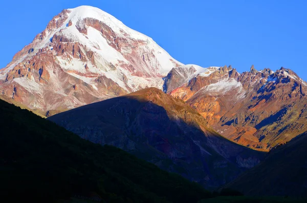 Der Berg Kazbek Ist Ein Ruhender Stratovulkan Und Einer Der — Stockfoto