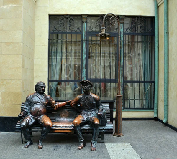 Tbilisi Georgia Brązowa Rzeźba Listonosza Jego Przyjaciela Rozmawiającego Ławce Siedzi — Zdjęcie stockowe