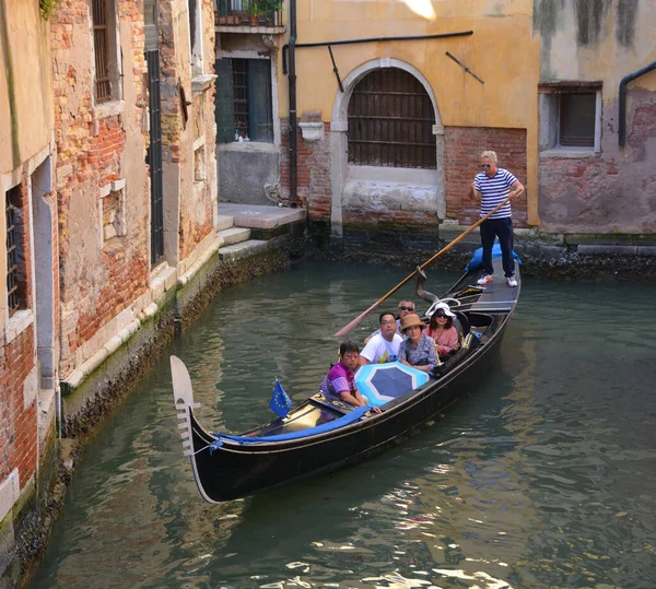 Veneza Itália Agosto 2015 Gôndola Com Passageiros Canal Estreito Fundo — Fotografia de Stock