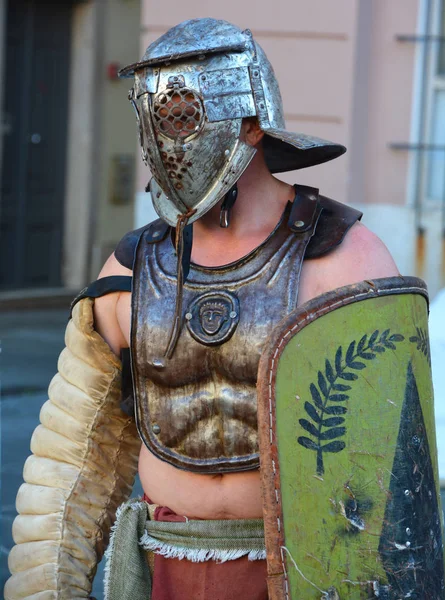 Pula Croatia 2019 Men Dressed Roman Gladiator Tourists Old Town — Stock Photo, Image