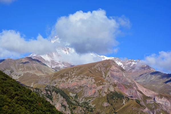 Kazbek 휴면중인 성층화 산이며 조지아의 비지역 러시아의 오세티야 알라냐 공화국의 — 스톡 사진