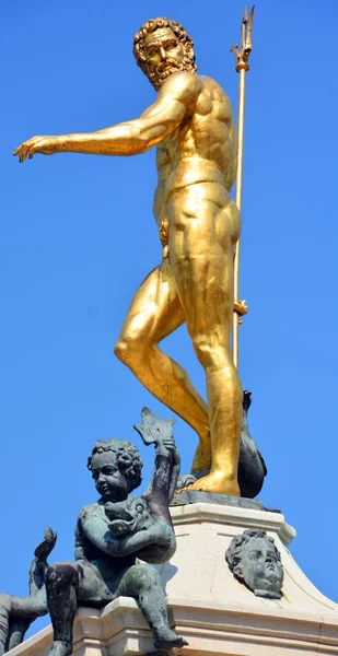 Золотая Статуя Фоне Неба — стоковое фото