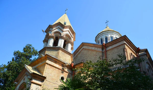 Biserica Ortodoxă Albă Două Cupole — Fotografie, imagine de stoc